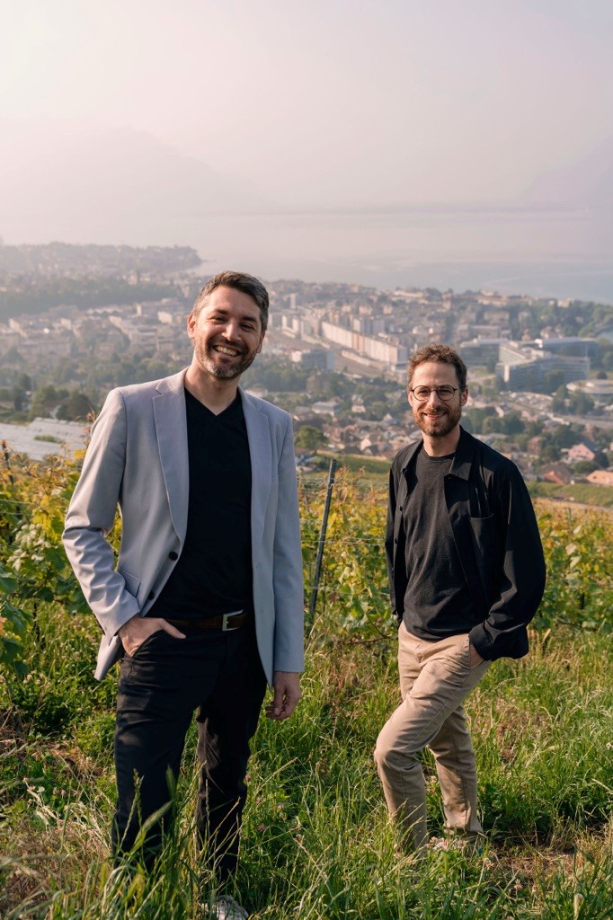 "Théo Schmitt et Thierry Raboud, auteurs du nouvel Hymne de la Confrérie des Vignerons, dans les vignes de Chardonne, au-dessus de Vevey. ».