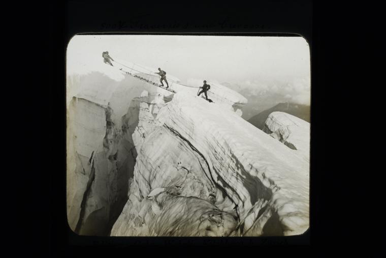 Trois alpinistes franchissant une crevasse sur un glacier (non identifié). © Musée suisse de l’appareil photographique, Vevey